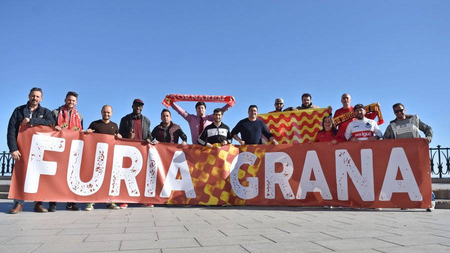 Algunos de los integrantes de la reconstituida peña, con su pancarta frente alBalcó. Foto: Alfredo González