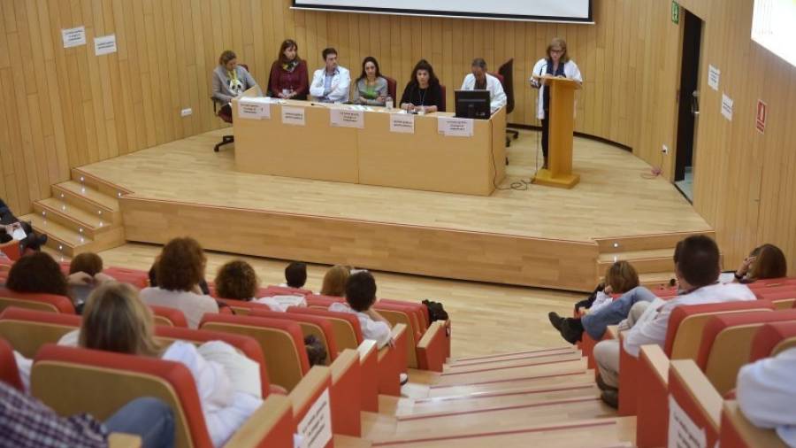 Una de las asambleas de trabajadores del hospital celebrada el martes en el auditorio. Foto: Alfredo González
