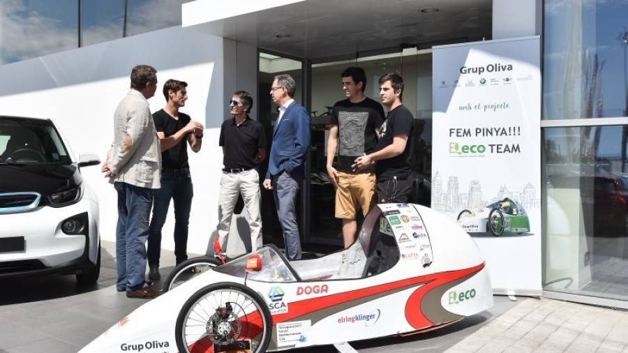 Miembros del Eleco Team fueron a presentar ayer el prototipo al Grupo Oliva, uno de sus patrocinadores.
