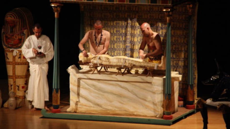 Uns actors recreen una momificació en la cloenda de Tarraco Viva. Foto: ACN