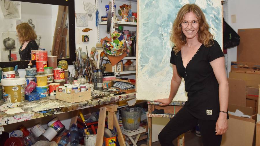 La artista Nuri Marin&eacute;, en su taller de pintura de Cambrils