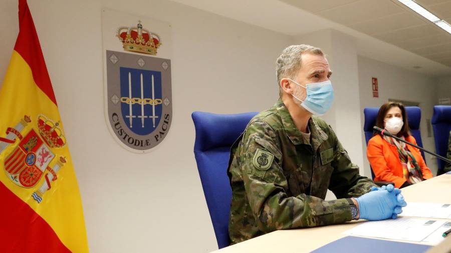 El Rey y la ministra de Defensa, armados con mascarilla. FOTO: EFE