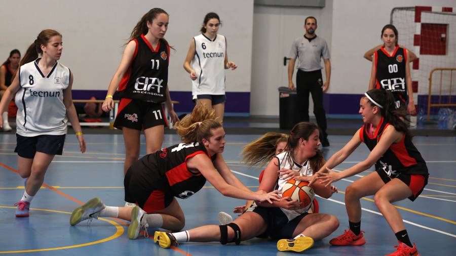 El pabellÃ³n del Sagrat Cor acogiÃ³ las finales Junior U18 femeninas que ganaron Askatuak y Girona. FOTO: PERE FERRÃ‰