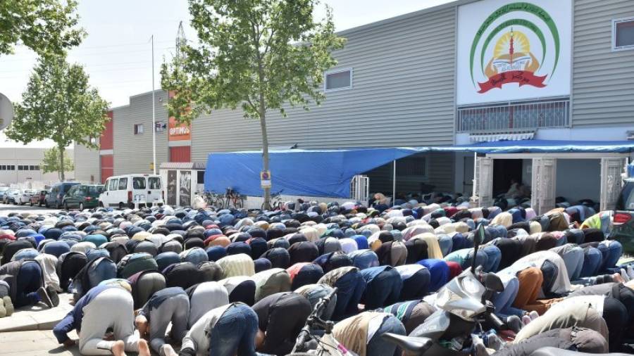 Un momento de la multitudinaria jornada de ayer en la mezquita de Reus. Foto: alfredo gonzález