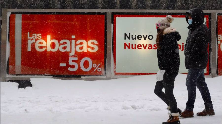 Viandantes caminan sobre la nieve en el centro de Madrid (EFE)