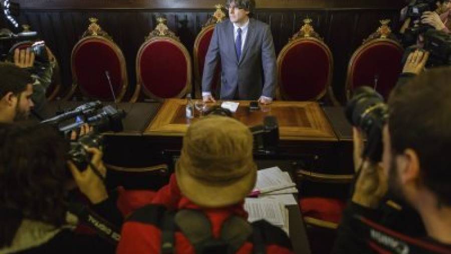 Puigdemont, en el pleno municipal de ayer en el que oficializó su renuncia a la alcaldía de Girona. Foto: EFE