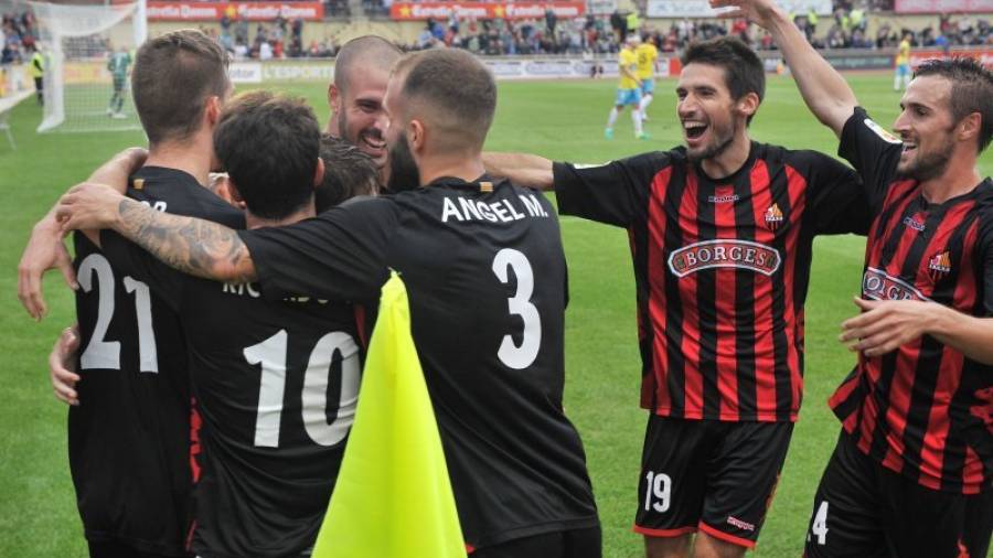 Álex Albístegui celebra un gol del Reus junto a Jorge Miramón. Foto: alfredo gonzález
