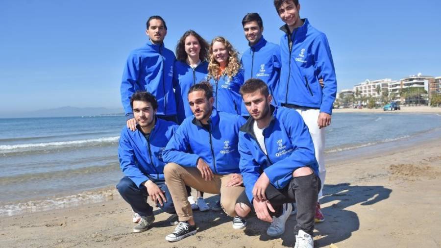 Ocho de los jóvenes que participarán en el viaje solidario, dentro del programa From Reus to Hellas. Foto: A.González
