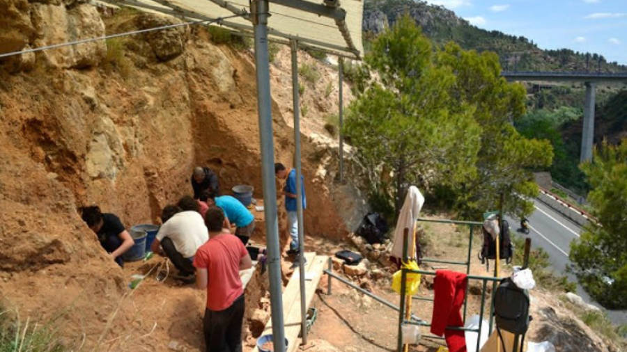 Un moment de la darrera campanya arqueològica realitzada a la Cansaladeta, a la Riba, la primavera del 2015. FOTO: ACN
