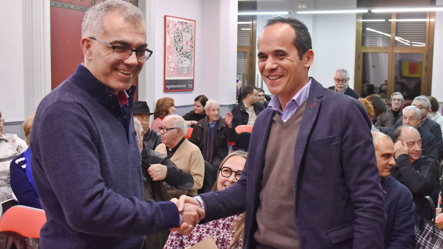 Andreu Martín saludant Francesc Vallès, el seu predecessor en el càrrec ahir al vespre. FOTO: ALFREDO GONZÁLEZ