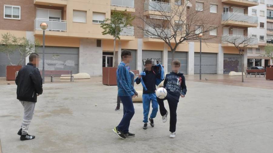 Un grupo de adolescentes, jugado a la pelota la semana pasada en la plaza Teresa Miquel i Pàmies. Foto: A.G
