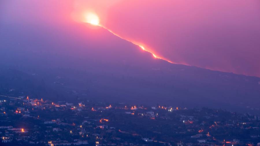 La lava ya ha devorado 93,4 hectáreas de cultivo, localizadas en tres de sus cuartas partes en el Valle de Aridane y el resto en El Paso. FOTO: EFE