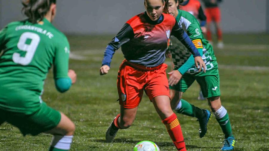 Emma Martín, jugadora ebrense del Cambrils, disputando un partido en una imagen de archivo. FOTO: cedida