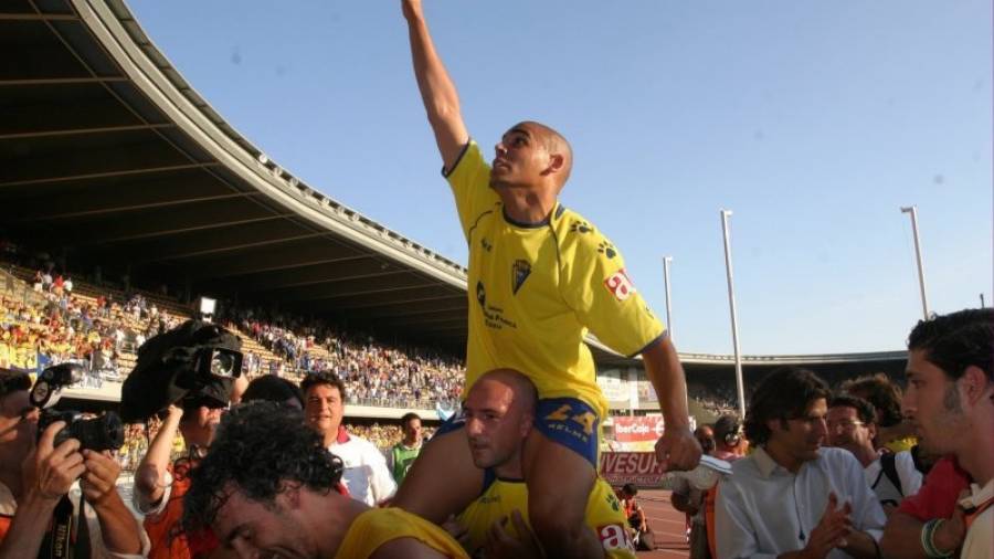 El ´Bisho´ Bezares celebra un ascenso en el campo del Xérez con la camiseta del Cádiz. Foto: DT