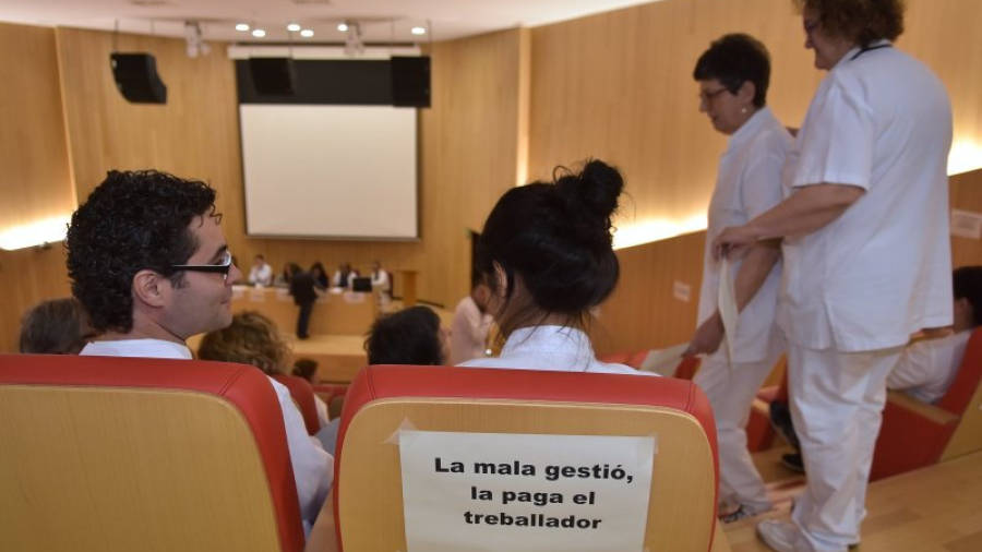 L'assemblea de treballadors de l'Hospital de Reus s'ha celebrat aquest dimarts al migdia. Foto: Alfredo González