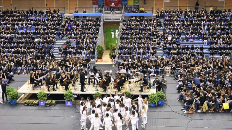 Més d'un miler d'escolars van fer acte de presència ahir al Pavelló Olímpic, per cantar en el marc de 'Fem Coral' en el seus 20 anys. Foto: A.González