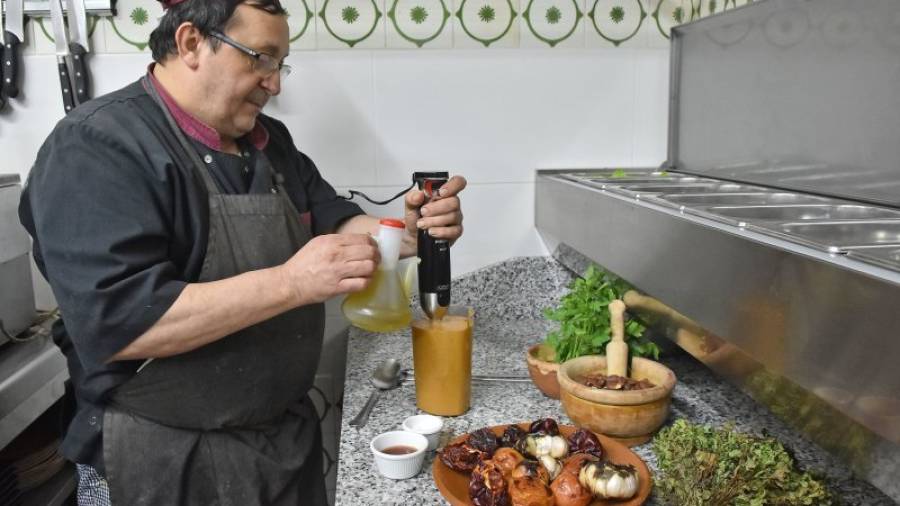 Cisco Benaiges hace más de 30 años que prepara la salsa tradicional. FOTO: ALFREDO GONZÁLEZ