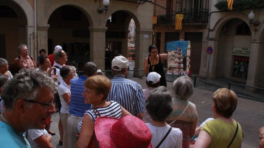 Un grup de turistes a la plaça del Blat de Valls fent una ruta guiada pel Barri Antic. Foto: Cedida