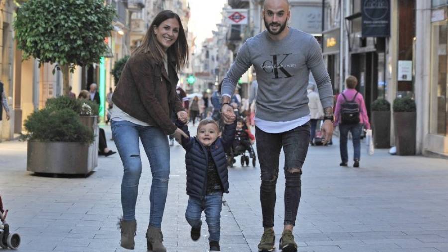 Inés, el pequeño Hugo y Raúl Marín pasean por la calle Llovera de Reus. Foto: Alfredo González