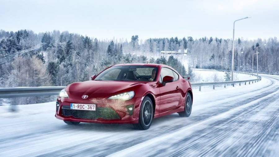 El deportivo de motor delantero y tracción trasera está disponible en los concesionarios de Toyota España desde 32.990 ==euro==.