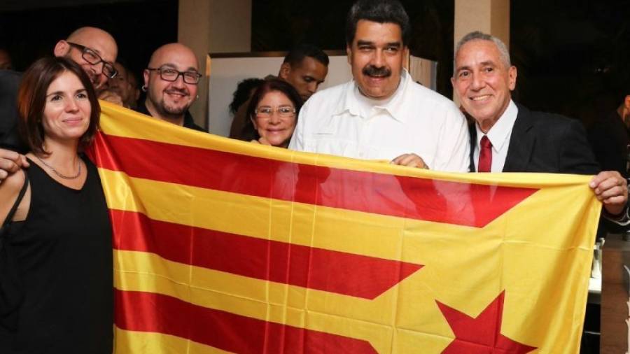 El presidente de Venezuela, Nicolás Maduro, sostiene la estelada