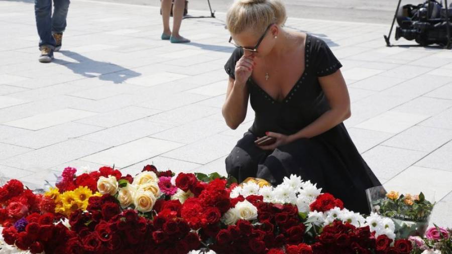 Una mujer llora la muerte de las víctimas de la masacre de Niza, delante de la embajada de Francia en Moscú, Rusia, hoy, 15 de julio de 2016