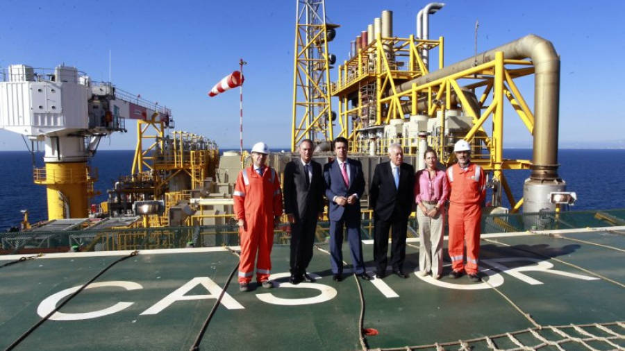 El ministre d'Indústria i Energia, José Manuel Soria, el ministre d'Exteriors, José Manuel Margallo, i el president valencià Alberto Fabra, durant la seva visita al magatzem Castor l'octubre de 2013. Foto: ACN
