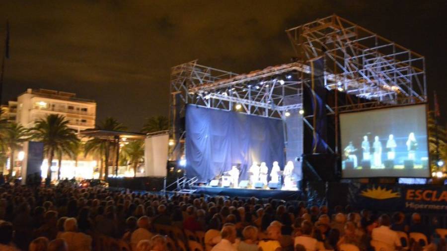 La plaça de les Comunitats Autònomes de Salou se llenó ayer por la noche con el concierto de habaneras. Foto: A. Escoda