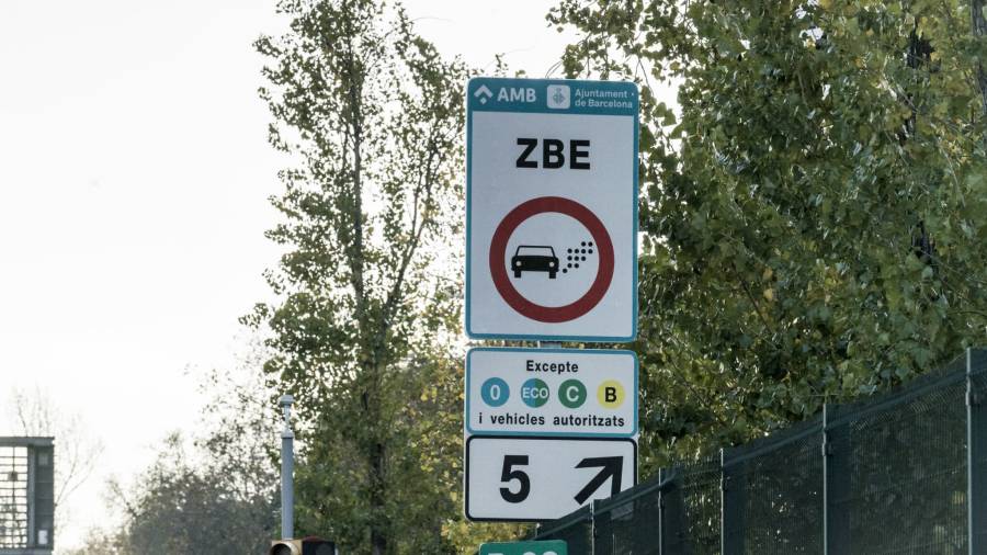 Señal de acceso a la ZBE desde una de las rondas de Barcelona.