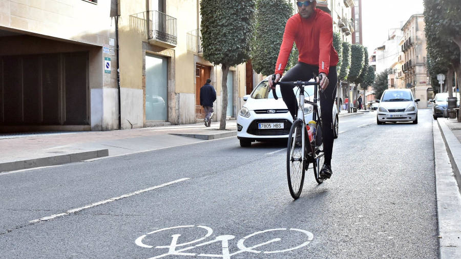 Ciclista por una calle de Reus