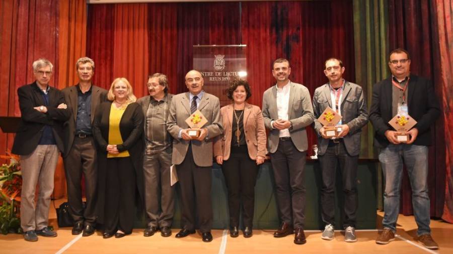 Foto de família del lliurament de Premis Recercat 2017, ahir al Centre de Lectura. Foto: Afredo González