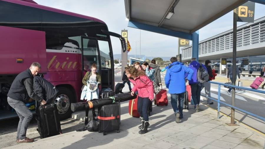 Imagen de archivo de un grupo de turistas llegando hace dos semanas al Aeropuerto de Reus. Foto: A. González