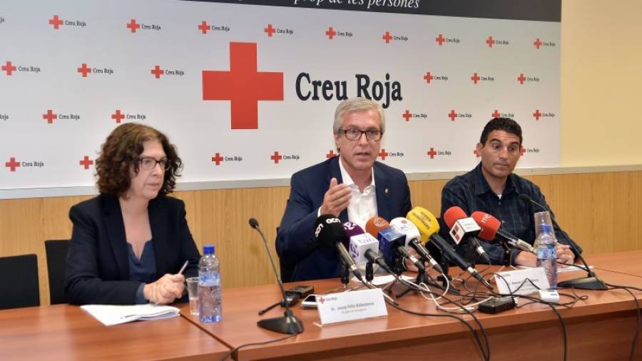 El alcalde Josep Fèlix Ballesteros, recientemente, con representantes de la Creu Roja. Foto: Alfredo González