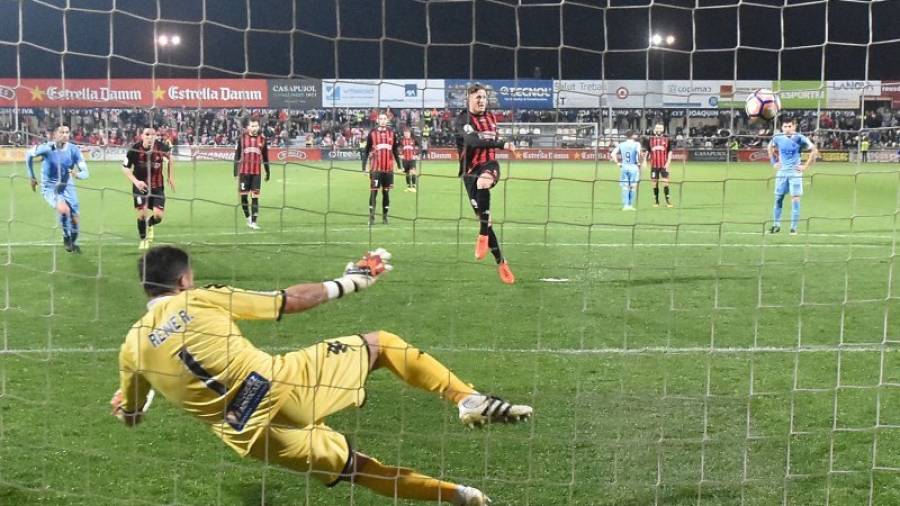 Edgar Hernández dispara a las nubes en penalti ante el Girona, en el descuento. FOTO: ALFREDO GONZÁLEZ