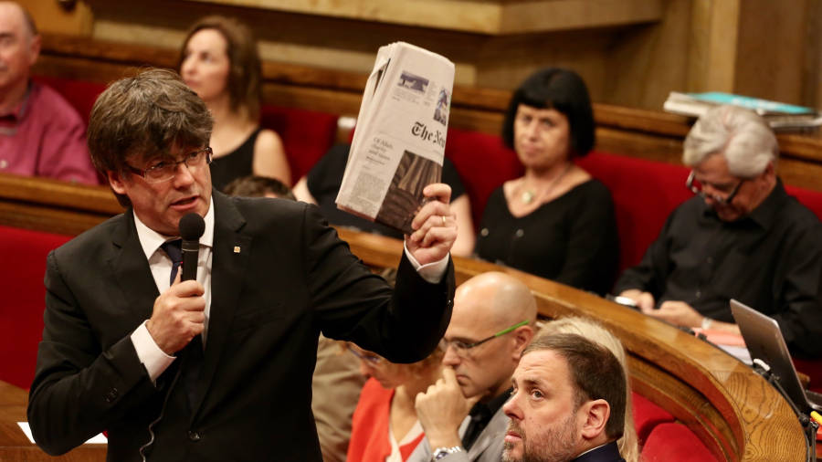 El president de la Generalitat, Carles Puigdemont, record&oacute; ayer en el Parlamentel editorial de 'The New York Time' que apoya el referendum. Foto:Jordi Bedmar