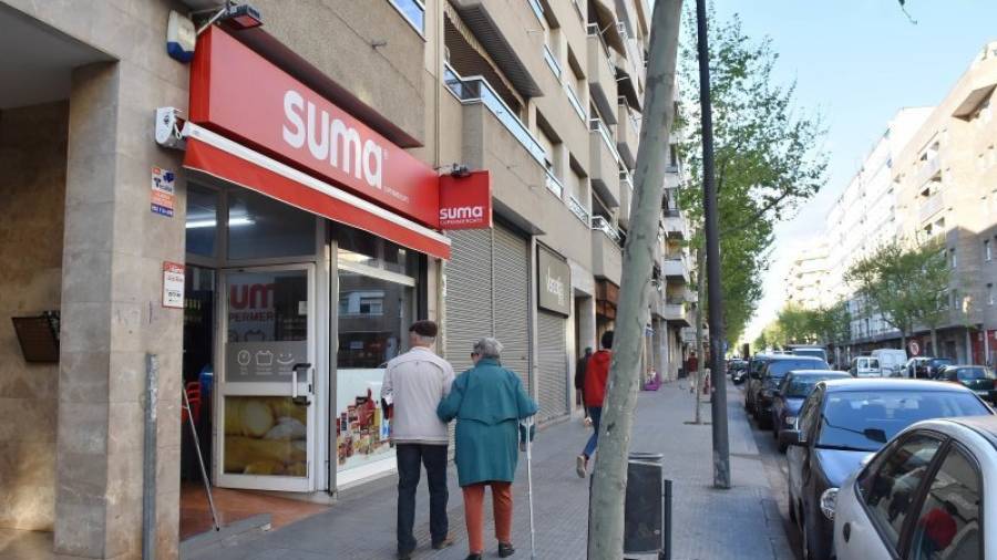 El supermercado que atracaron media docena de personas en la noche del lunes está situado en la avenida Pere el Cerimoniós. Foto: Alfredo González
