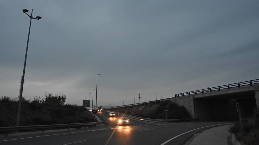 Los accesos y toda la rotonda que enlaza la autopista desde la T-11, a la altura de La Canonja, están a oscuras. FOTO: ALFREDO GONZÁLEZ