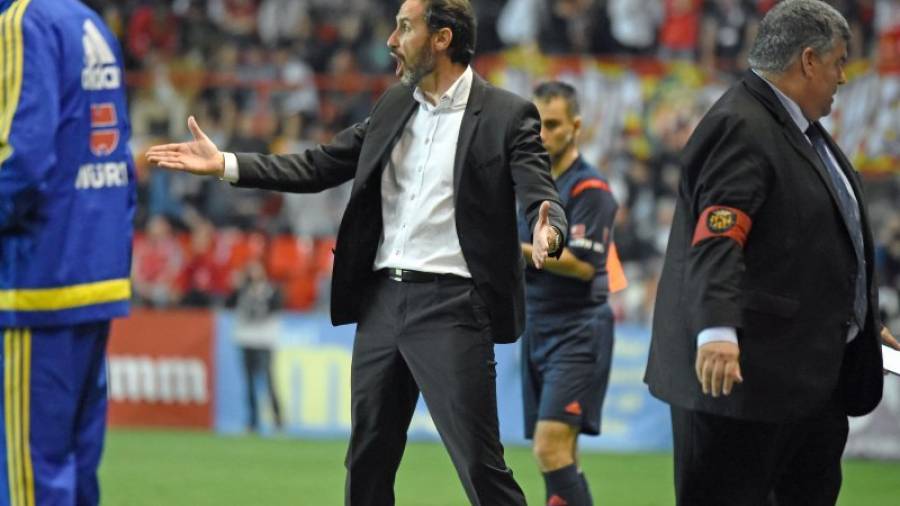 El técnico grana,Vicente Moreno, da indicaciones en el encuentro ante el Osasuna. Foto: Alfredo González