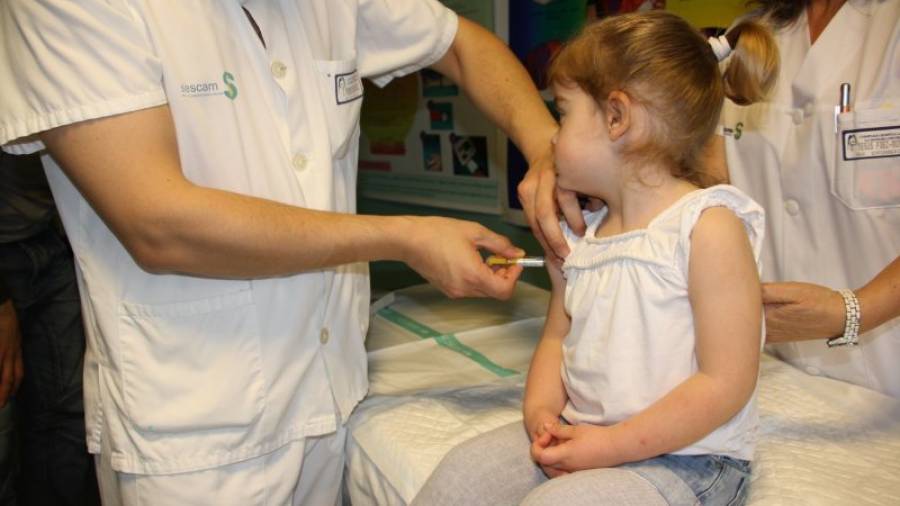 Una vacunación reciente de un niño en un Centre d´Atenció Primària. Foto: ACN