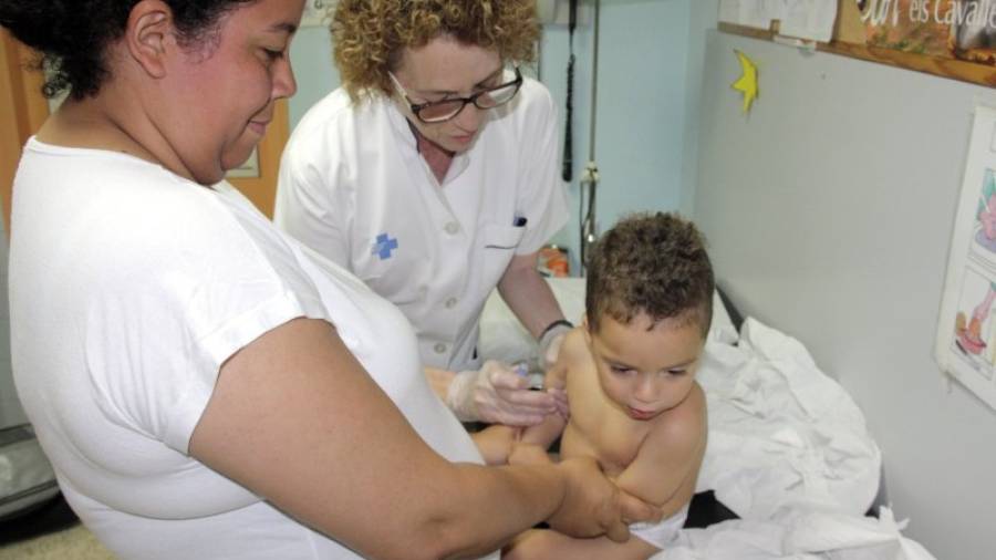 La vacuna debe mantenerse a la temperatura adecuada desde que es adquirida hasta que es inyectada en el paciente. Foto: àlex recolons