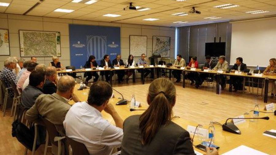 El conseller de Territori i Sostenibilitat, Josep Rull, se ha reunido con los alcaldes del Camp de Tarragona, les Terres de l'Ebre y el Pened&egrave;s afectados por la N-340. Foto: ACN