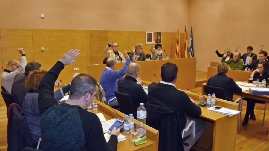 El pleno voto a favor de recolocar la bandera catalana en su sitio. Al fondo, el cuadro del Rey ha recuperado tamaño y una posición adecuada, según ordenaba una sentencia. FOTO: Alfredo González