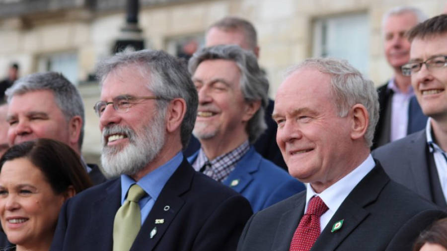 Gerry Adams (esquerra) i Martin McGuinness (dreta)