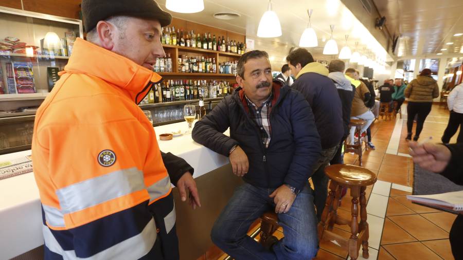Los camioneros Francisco y Juan Antonio conversan en el bar.  Foto: Pere Ferr&eacute;