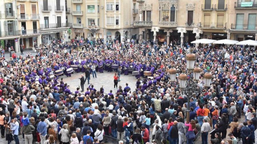 La plaza del Mercadal se llenó para ver la actuación de los tambores de Calanda. Foto: Alfredo González