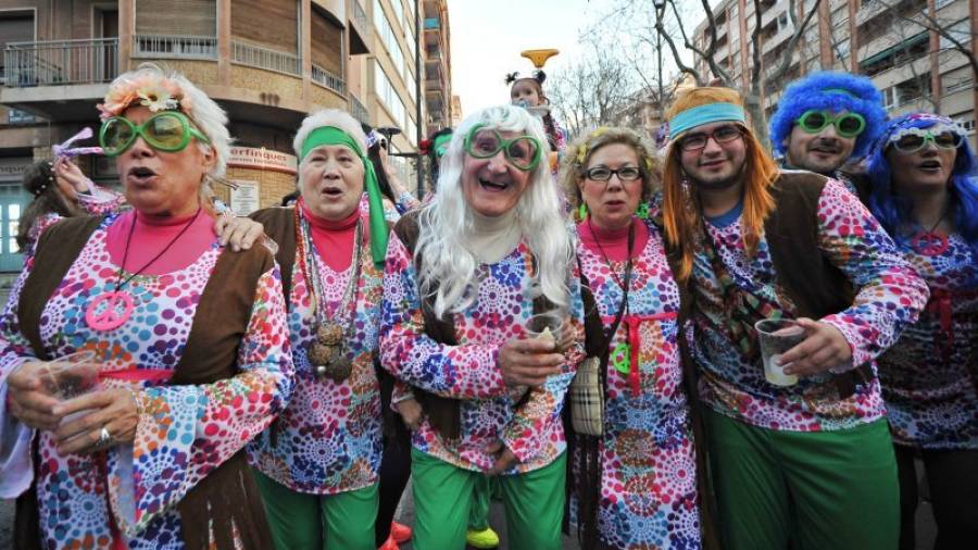 La temàtica hippie, un clàssic, mai no falla per Carnaval. Foto: Alfredo González