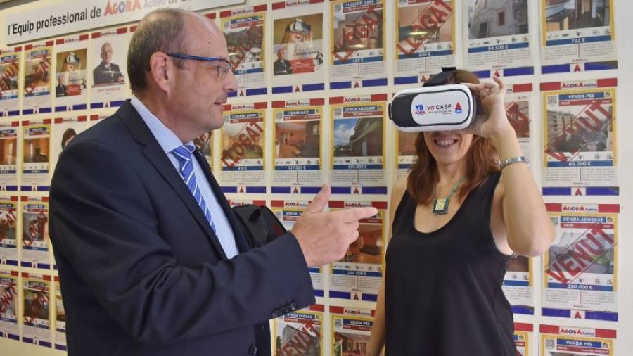 Dídac Rodríguez, de Àgora Activa, muestra las gafas de realidad virtual. Foto: Alfredo González