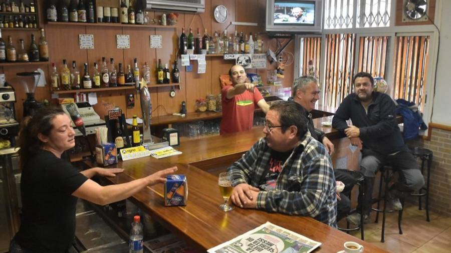 Jacinto Fernández y su mujer llevan poco más de un año al frente del histórico Bar Carrión, que reúne unos 60 años de historia. Foto: Alfredo González