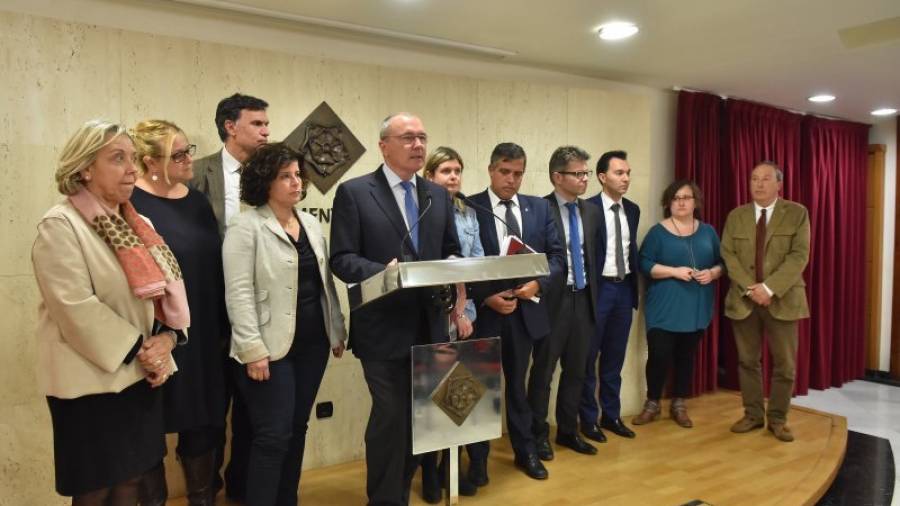 El alcalde Pellicer y el resto del equipo de gobierno durante el anuncio de la moción de confianza. Foto: Alfredo González
