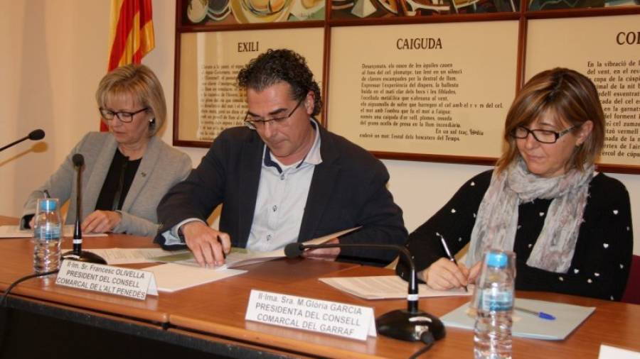 Eva Serramià, Francesc Olivella i Gloria Gracia, ahir, en el moment de la signatura de l´acord. Foto: ACN